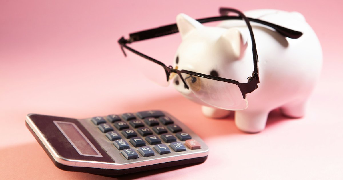 ピンクの背景で、めがねをかけた白い貯金箱が電卓をのぞきこんでいる