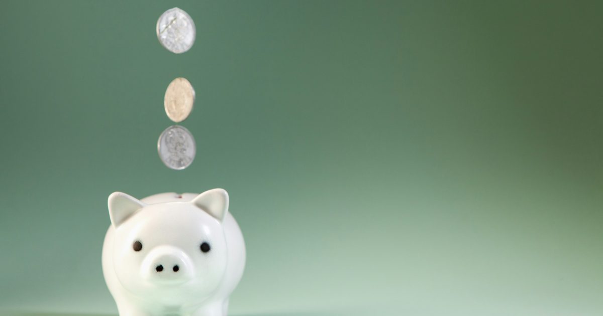 白い豚の貯金箱と、落ちてくる硬貨