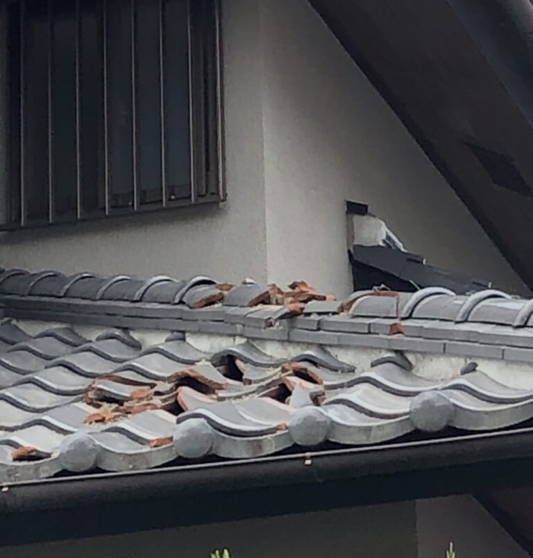 落ちてきた瓦で割れた下の屋根の瓦